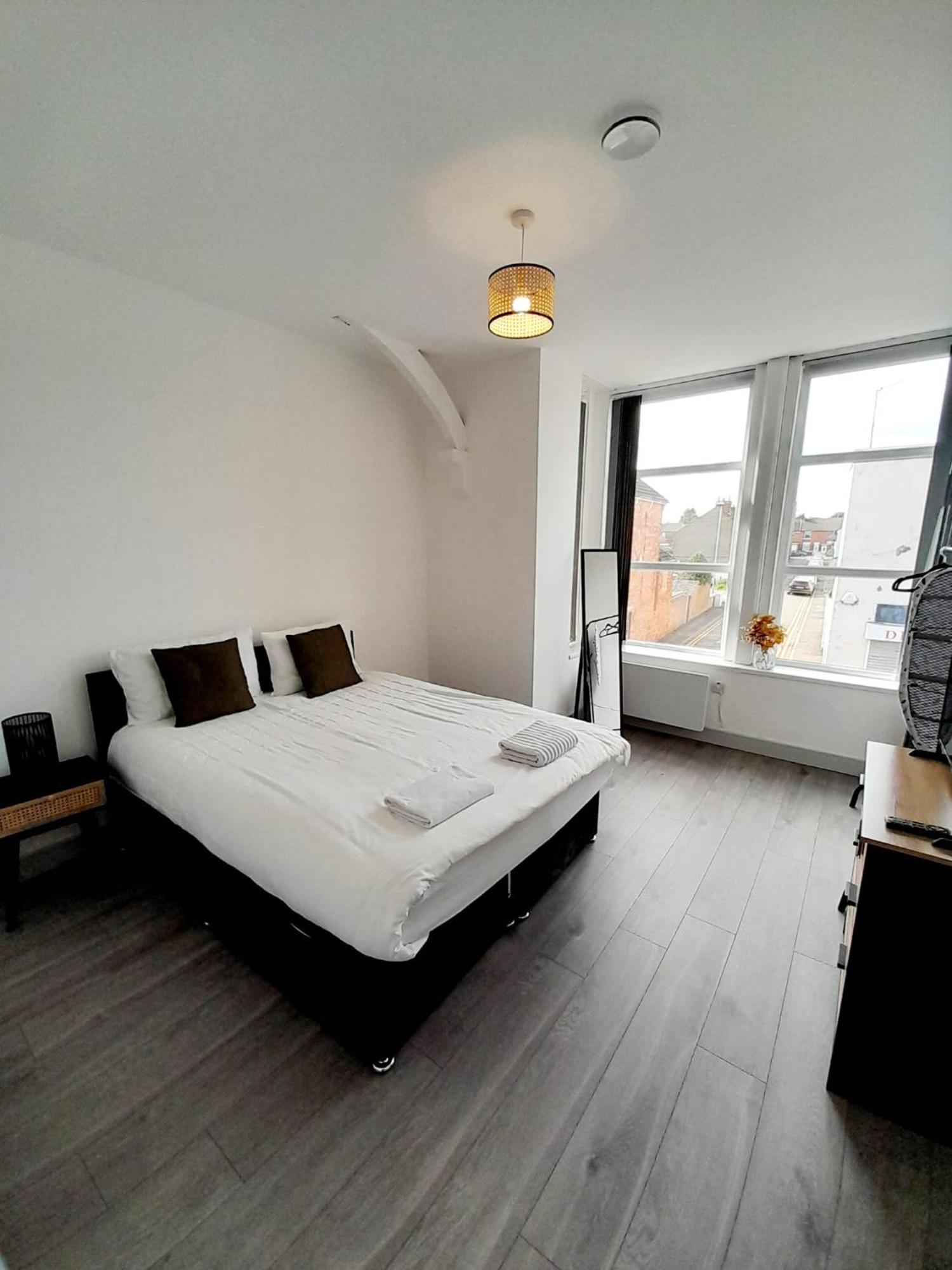 1 & 2 Bed Apartments - Desborough, Kettering, Cosy, Parking, Family, Wifi Buitenkant foto